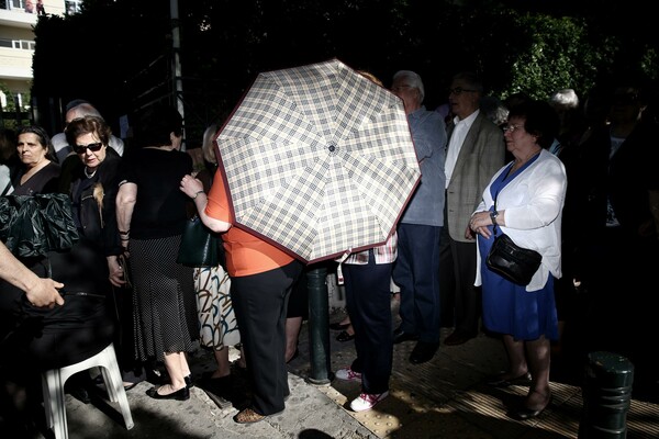 Ταλαιπωρία και λιποθυμίες για το λείψανο της αγίας