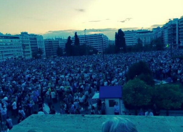 Οι διαδηλωτές στην είσοδο της Βουλής τώρα