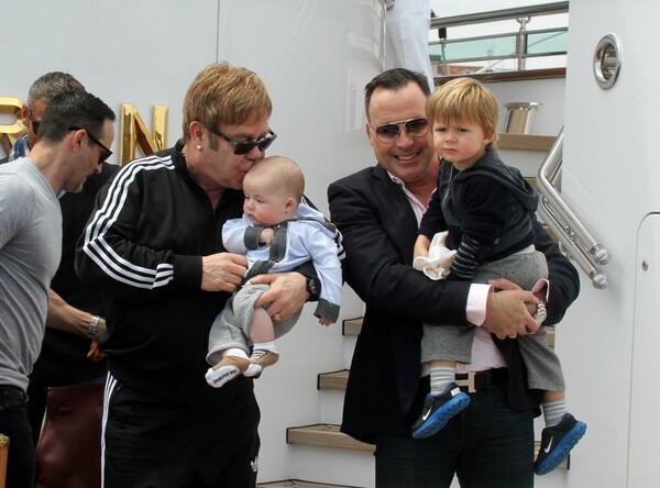 O Elton John καλεί σε μποϊκοτάζ στους Dolce Gabbana μετά τις δηλώσεις τους για τα παιδιά ομοφυλόφιλων οικογενειών