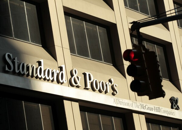 Standard & Poor's: Πιθανή υποβάθμιση, αν βγει ο ΣΥΡΙΖΑ