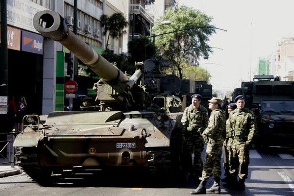 Σε εξέλιξη η παρέλαση