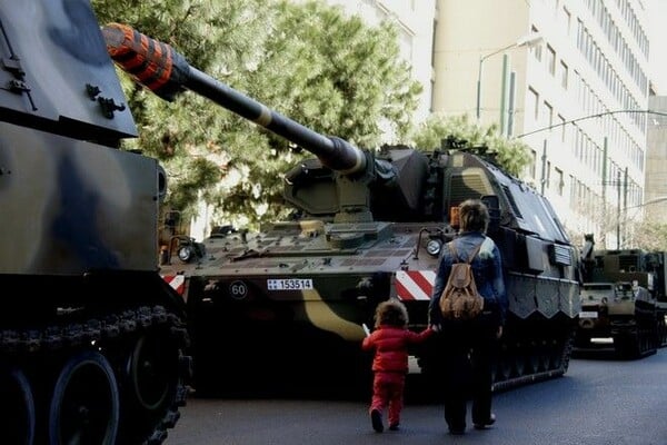 Σε εξέλιξη η παρέλαση