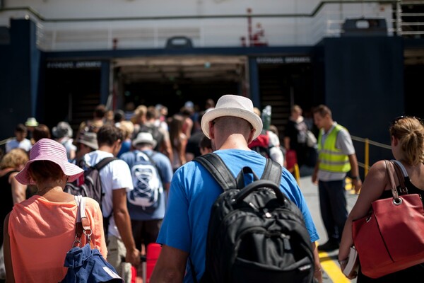 Οι ξένοι tour operators ζητούν «ρήτρα δραχμής»