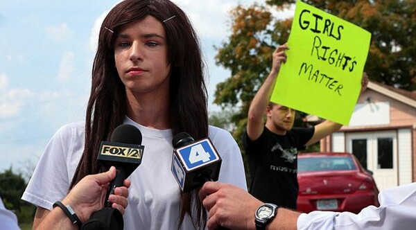 Διαδήλωση για τη χρήση τουαλέτας από 17χρονη τρανς