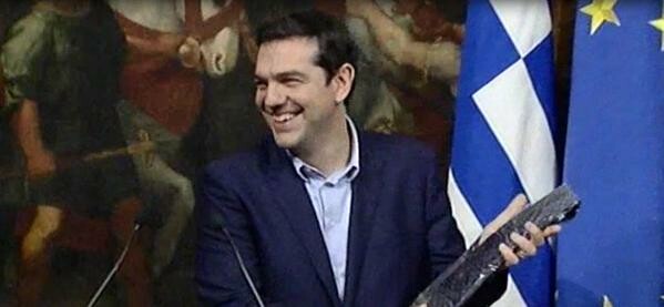 O Ρέντσι έκανε δώρο στον Τσίπρα μια γραβάτα