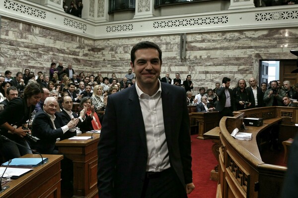 O Τσίπρας καλεί τα κόμματα να αποδεχθούν ή να απορρίψουν την πρόταση των θεσμών