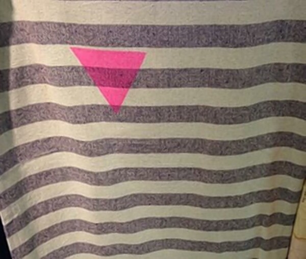 Αντιδράσεις για το ροζ τρίγωνο σε ρούχο των Urban Outfitters