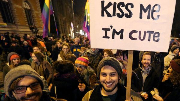Χιλιάδες υποστηρικτές στο πλευρό δύο λεσβιών που εκδιώχθηκαν από καφέ στη Βιέννη για ένα φιλί