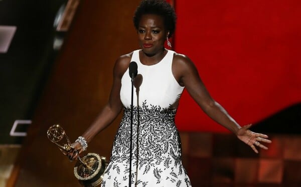 Η Viola Davis γράφει ιστορία στα Emmy κι εκφωνεί τον πιο σημαντικό λόγο της βραδιάς