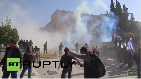 Video: Το Russia Today καλύπτει εκτενώς τη διαδήλωση και τα χημικά σήμερα στην Αθήνα