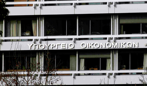 Συναγερμός στο ΥΠΟΙΚ για τα έσοδα