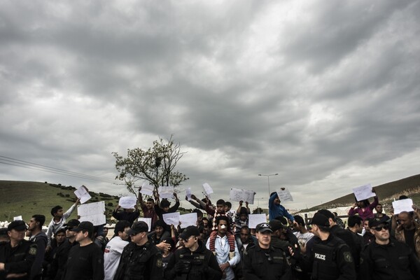 Σήμερα στη Λάρισα πρόσφυγες και μετανάστες σήκωσαν χαρτιά με συνθήματα έξω απ' την πύλη του στρατοπέδου