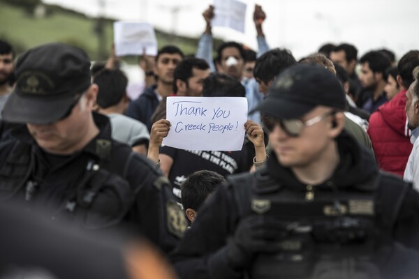 Σήμερα στη Λάρισα πρόσφυγες και μετανάστες σήκωσαν χαρτιά με συνθήματα έξω απ' την πύλη του στρατοπέδου