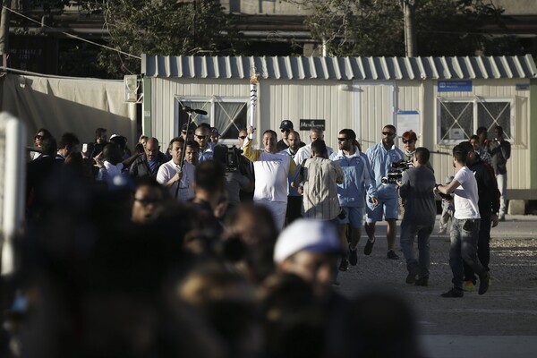 Ο Σύρος αθλητής που έχασε το πόδι του στον πόλεμο μετέφερε την Ολυμπιακή Φλόγα μέσα στον Ελαιώνα