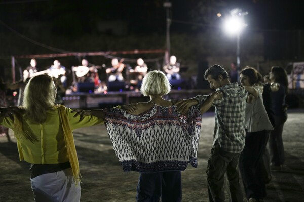 Ξέφρενος χορός, βιολιά, μπύρες και αυθεντικό γλέντι στο μεγάλο Ικαριώτικο πανηγύρι στο Πέραμα