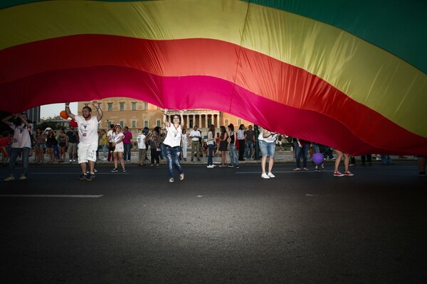 Trouw: «Η Ελλάδα είναι η προτελευταία χώρα που αναγνωρίζει τα ομοφυλόφιλα ζευγάρια»