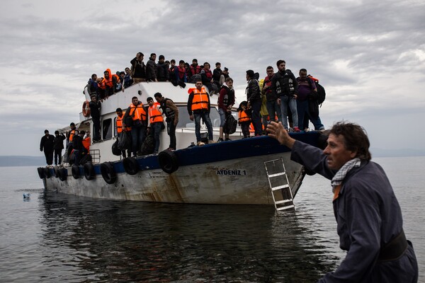 Μεγάλη επιχείρηση για να αδειάσουν τα νησιά από πρόσφυγες - 4000 άνθρωποι μεταφέρθηκαν μέσα σε 24 ώρες