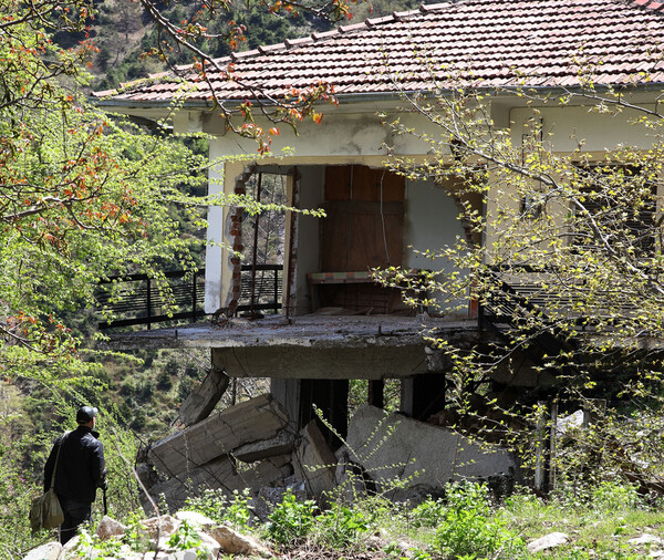 Το Ροπωτό, το χωριό-φάντασμα που βουλιάζει στα Τρίκαλα, έγινε ντοκιμαντέρ και κάνει το γύρο του κόσμου