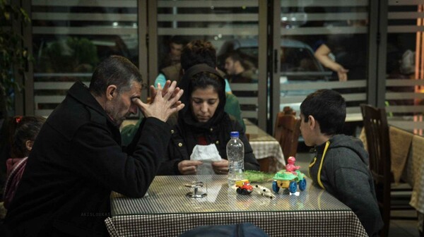 Το χάος στη Λαμία - Δραματικές σκηνές με τους πρόσφυγες που εγκλωβίστηκαν στην πόλη