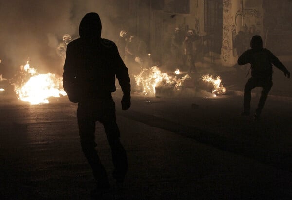 Σκηνικό πολέμου στο κέντρο της Αθήνας- Αναζωπυρώνονται τα επεισόδια