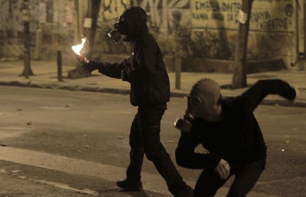 Σκηνικό πολέμου στο κέντρο της Αθήνας- Αναζωπυρώνονται τα επεισόδια