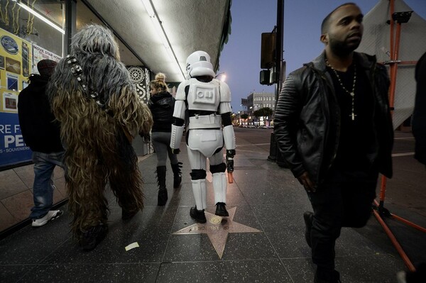 To Star Wars έκανε θριαμβευτική πρεμιέρα στο Λος Άντζελες