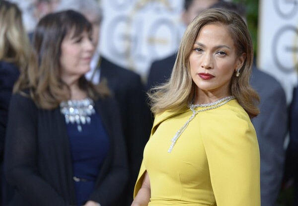 Η Jennifer Lopez διασκεδάζει με το αγόρι της και δεν τη νοιάζει καθόλου το μακιγιάζ