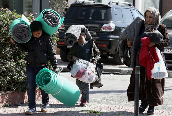 Παγιδευμένοι στην Ελλάδα- 25.000 πρόσφυγες και μετανάστες