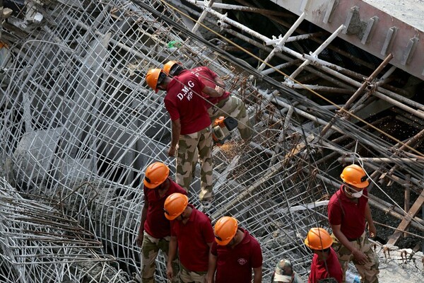 Ινδία: Τέλος στις έρευνες στα ερείπια της γέφυρας- Στους 25 νεκρούς κλείνει ο τραγικός απολογισμός