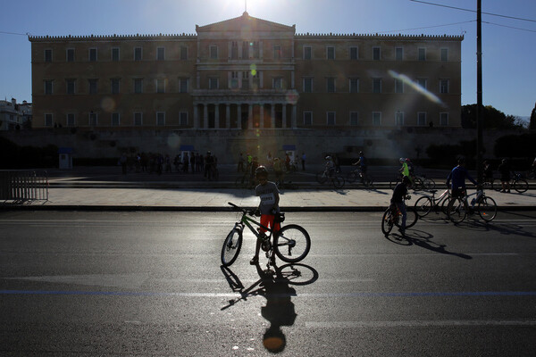 Πάνω από 15.000 Αθηναίοι με τα ποδήλατα τους πλημμύρισαν το κέντρο της πόλης