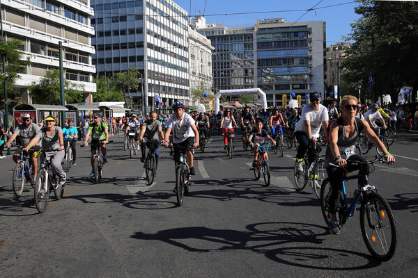 Πάνω από 15.000 Αθηναίοι με τα ποδήλατα τους πλημμύρισαν το κέντρο της πόλης