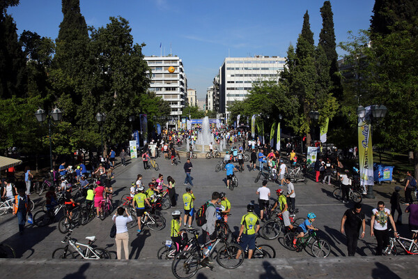 Πάνω από 15.000 Αθηναίοι με τα ποδήλατα τους πλημμύρισαν το κέντρο της πόλης