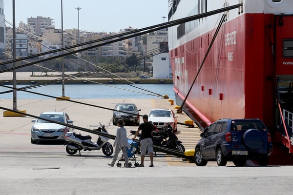 Φωτογραφίες από την Αθήνα της απεργίας - Κλειστή βρήκαν την Ακρόπολη οι τουρίστες