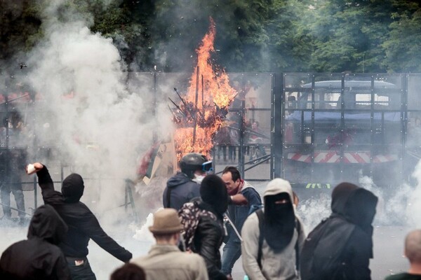 Πεδίο μάχης ξανά το Παρίσι - Βία και συγκρούσεις της αστυνομίας με διαδηλωτές κατά της μεταρρύθμισης