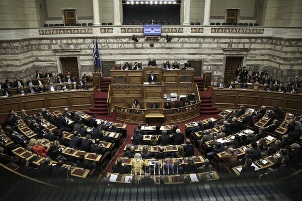 Στη Βουλή με τη διαδικασία του κατεπείγοντος το νομοσχέδιο για το προσφυγικό