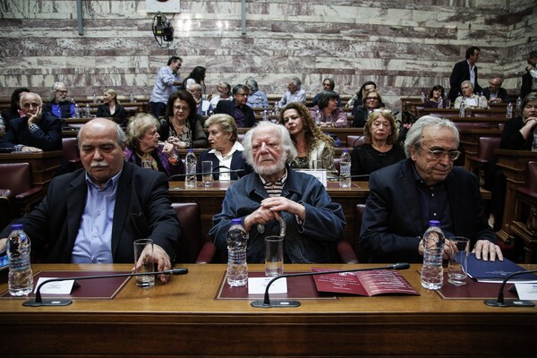 Νύχτα βράβευσης στη Βουλή για τον σημαντικό σκηνοθέτη Ροβήρο Μανθούλη