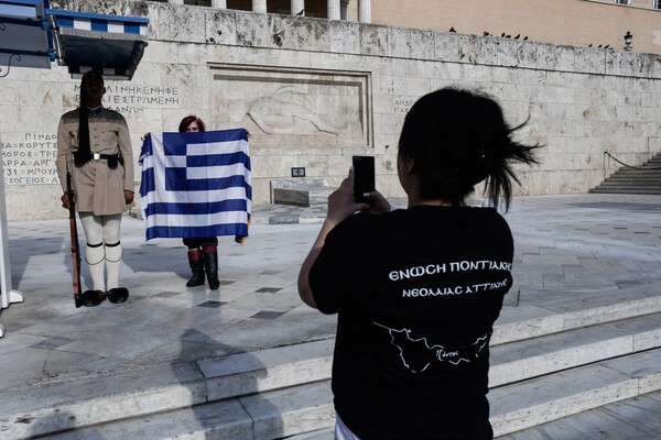 Στιγμές συγκίνησης με τους Πόντιους στο Σύνταγμα - ΦΩΤΟΡΕΠΟΡΤΑΖ