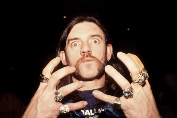 Lemmy: ένας άντρας που αγάπησε πολύ τις γυναίκες. Και το ροκ εν ρολ.