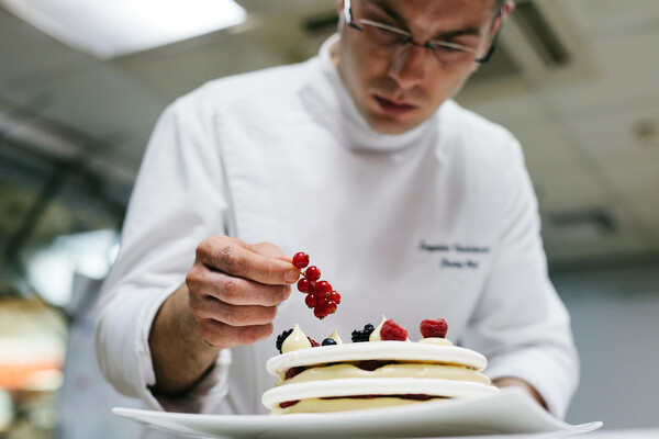 Πώς να φτιάξεις πάβλοβα σε 9 βήματα, με τον pastry chef του ξενοδοχείου «King George»