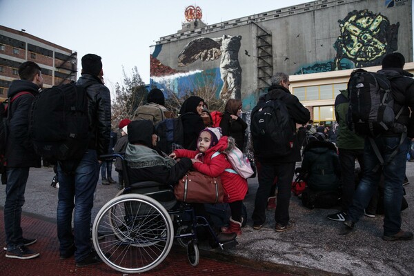 Τώρα: Μετανάστες και πρόσφυγες εγκλωβισμένοι στο λιμάνι του Πειραιά