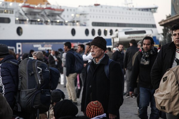 Αποφορτίζεται προσωρινά η κατάσταση στο λιμάνι του Πειραιά - 1000 πρόσφυγες μεταφέρθηκαν ήδη σε κέντρα φιλοξενίας
