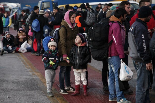 Τώρα: Μετανάστες και πρόσφυγες εγκλωβισμένοι στο λιμάνι του Πειραιά