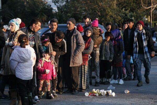 Τώρα: Μετανάστες και πρόσφυγες εγκλωβισμένοι στο λιμάνι του Πειραιά