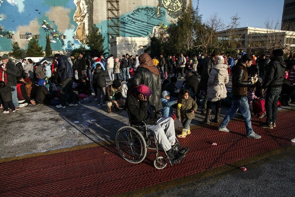 Τώρα: Μετανάστες και πρόσφυγες εγκλωβισμένοι στο λιμάνι του Πειραιά