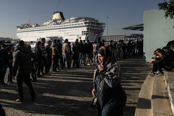 Τώρα: Μετανάστες και πρόσφυγες εγκλωβισμένοι στο λιμάνι του Πειραιά