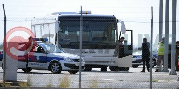 Κύπρος-Αεροπειρατεία: Μία γυναίκα μεταφέρεται στο αεροδρόμιο για να συνομιλήσει με τον αεροπειρατή