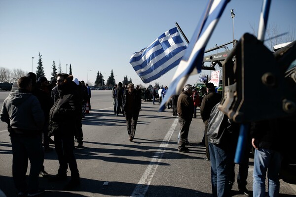 Ξανακλείνουν οι αγρότες τους δρόμους στην Πελοπόννησο