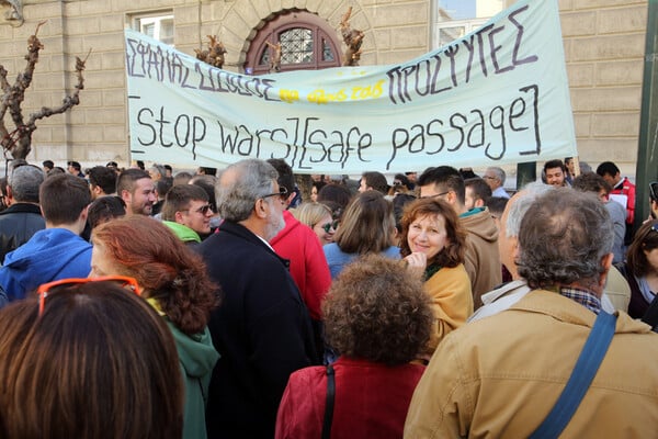 Διαδήλωση έξω από την αυστριακή πρεσβεία για τα σύνορα