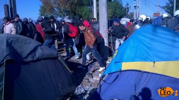 Χάος και δακρυγόνα στην Ειδομένη: Πρόσφυγες κατέλαβαν φράχτη και γραμμές του ΟΣΕ