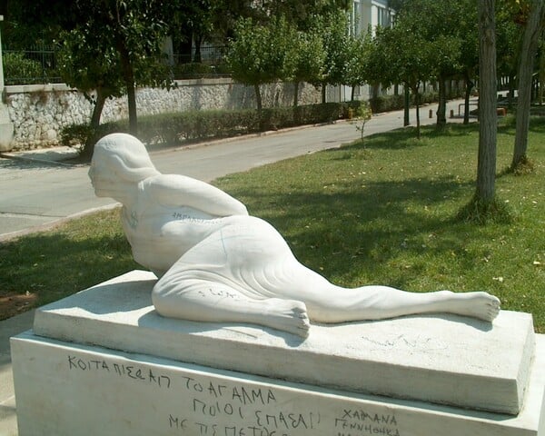 Στο στόχαστρο βανδάλων το άγαλμα «Βόρειος Ήπειρος» στο κέντρο της Αθήνας